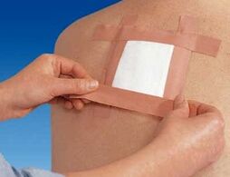 Utilizarea unui plasture terapeutic pentru durerile de spate