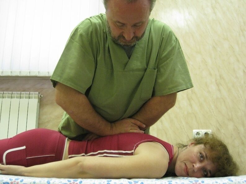 O femeie urmează un curs de masaj pentru a elimina osteocondroza toracică